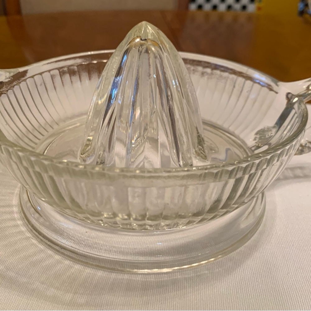 Glass hand juicer